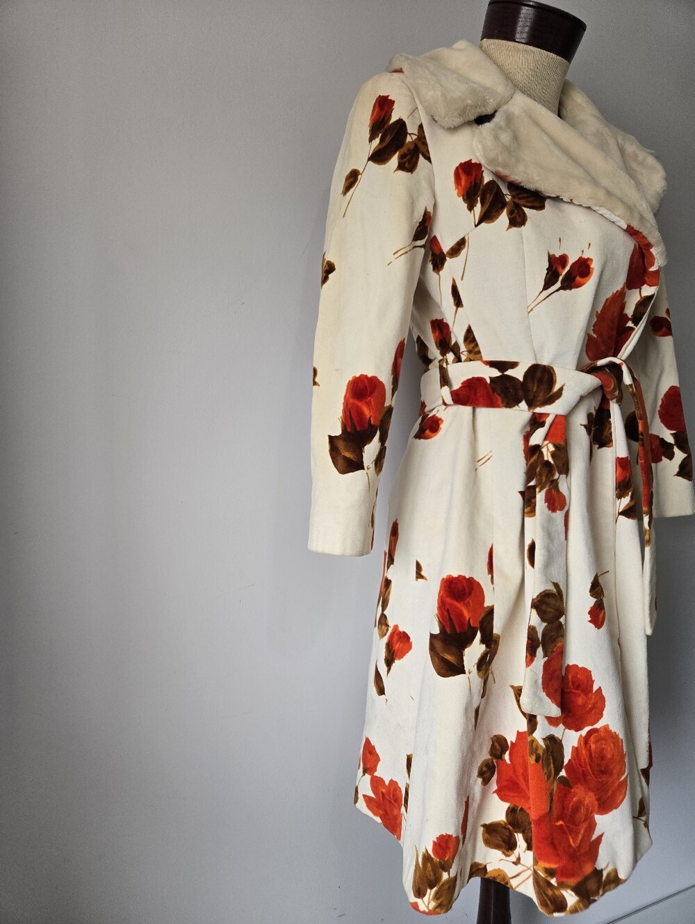 Playlord Vintage Style Velvet Floral Wrap Coat with Faux Fur Collar. Size 2 - Picture 3 of 13